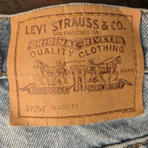 Vintage 90s High Waist Levi's Women's Blue Denim Shorts - Picture 3 of 6